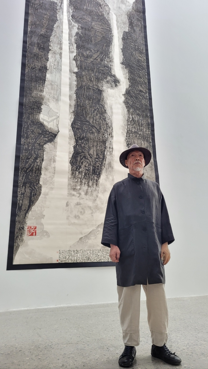 박대성 화백이 리안갤러리 대구에 걸린 자신의 신작 '폭포' 앞에서 포즈를 취하고 있다. <임훈기자 hoony@yeongnam.com>
