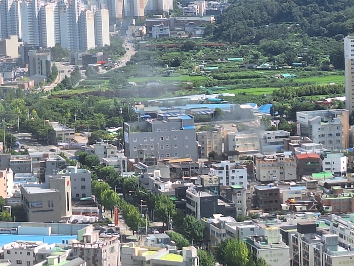 17일 오후 대구 달서구 진천동 주택가에서 화재가 발생해 연기가 피어오르고 있다. 강승규 기자