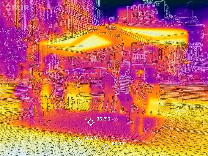 18일 대구 지역의 낮 최고기온이 34.8℃를 기록한 가운데, 중구 동성로 횡단보도 앞 그늘막 아래에서 시민들이 더위를 피하고 있다. 이날 열화상 카메라 측정 결과, 직사광선을 받은 도로와 그늘막 아래 지표면 온도는 약 10℃ 차이를 나타냈다. 대구지방기상청은 당분간 구름 많고 더운 날씨가 이어질 것으로 예보했다.
이현덕기자 lhd@yeongnam.com 