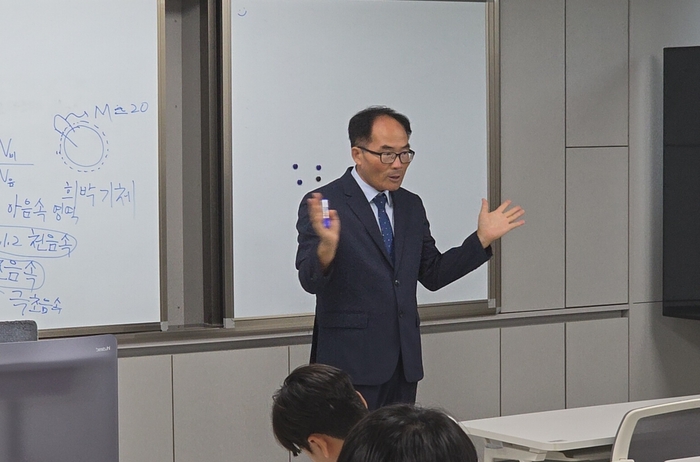 모스크바물리기술대학교 공근식 우주항공공학 박사가 최근 대구 청구고를 찾아 재학생들에게 '나는 거북이가 되겠습니다'를 주제로 한 강의를 하고 있다. <청구고 제공>