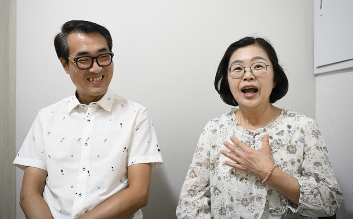 19일 오전 대구 중구가족센터에서 한남일녀 부부 신랑 최창헌(왼쪽)과 신부 이치하라 시게미가 영남일보와의 인터뷰에서 기자의 질문에 답하고 있다. 
이윤호기자 yoonhohi@yeongnam.com