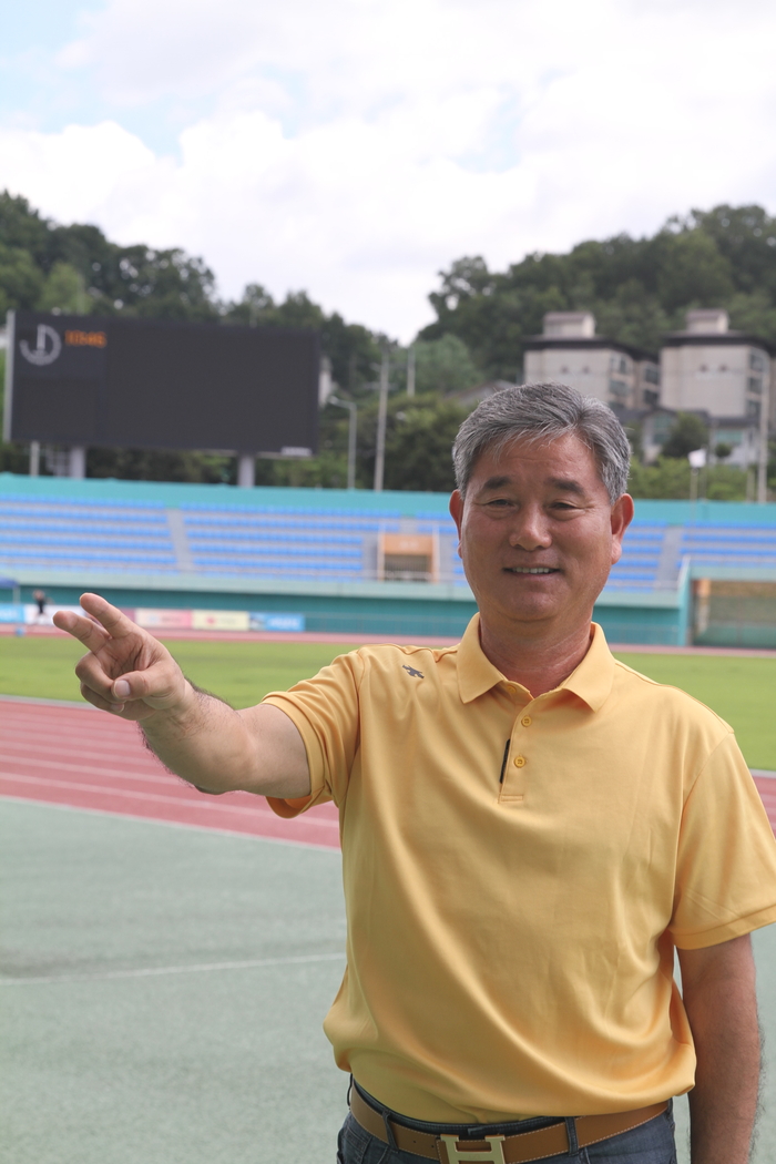 19일 예천스타디움에서 최인해 대한육상연맹 부회장 겸 예천군청 실업팀 감독이 오는 21일부터 전남 목포 종합경기장에서 열리는 '2025 아시아투척선수권대회'에 참가할 선수들을 지도하고 있다. <장석원기자 history@yeongnam.com>