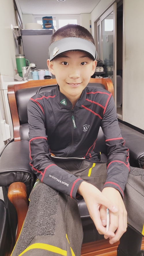 대구 동원중 사격부 최호건군이 인터뷰를 하고 있다.이효설기자