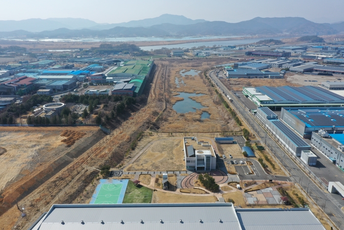 2027년까지 축구장 4개 규모 태양광 발전시설이 구축되는 대구국가산업단지(달성군 구지면) 내 유수지 전경. <대구시 제공>