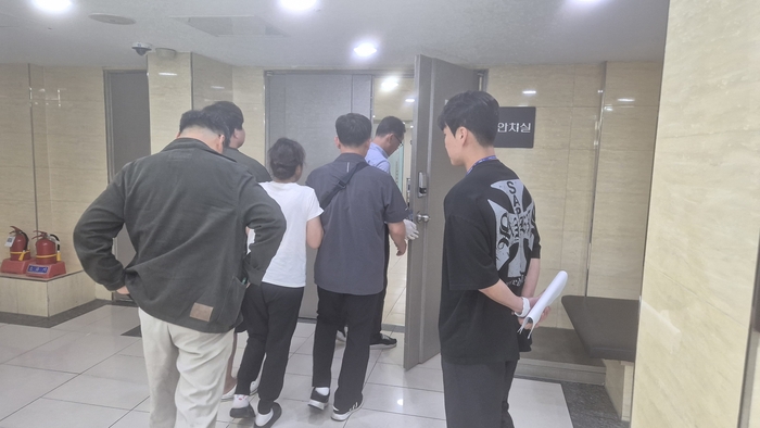 19일 저녁 청도 경부선 열차 사고 사망자 유가족이 안치실로 들어가고 있다. 박성우기자