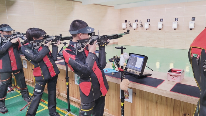 대구 동원중 사격부 최호건군이 지난 18일 교내 실내사격장에서 공기소총을 겨누고 집중하고 있다.
