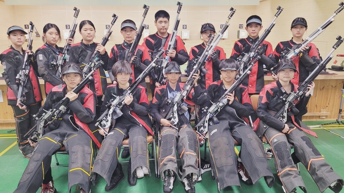 지난 18일 대구 동원중 사격부 선수들이 교내 사격장에서 공기소총을 들고 포즈를 취하고 있다.