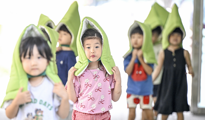 20일 오후 대구 북구 대구침산유치원에서 열린 을지연습 연계 민방위 훈련에서 어린이들이 방재 모자를 착용한 채 대피 훈련에 참여하고 있다. 이번 훈련은 지진 등 재난 상황에 대비해 유치원생들의 안전 대응 능력을 높이기 위해 진행됐다.
이현덕기자 lhd@yeongnam.com