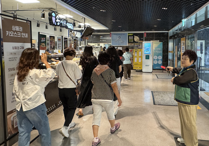 20일 오후 2시쯤 대구 북구 이마트 칠성점에서, 주민들이 민방위 대원의 안내에 따라 대피하고 있다. 박영민 기자.