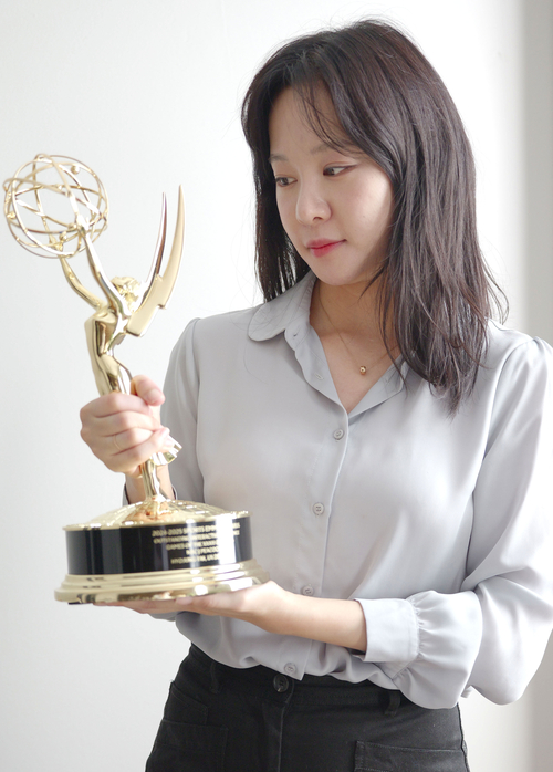 탁효정씨가 '스포츠 에미상' 트로피를 들어 보이고 있다. <본인 제공>