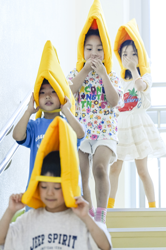 20일 오후 대구 북구 대구침산유치원에서 열린 을지연습 연계 민방위 훈련에서 어린이들이 방재 모자를 착용하고 대피 훈련을 하고 있다. 이번 훈련은 지진 등 재난 상황에 대비해 유치원생들의 안전 대응 능력을 높이기 위해 진행됐다.
이현덕기자 lhd@yeongnam.com