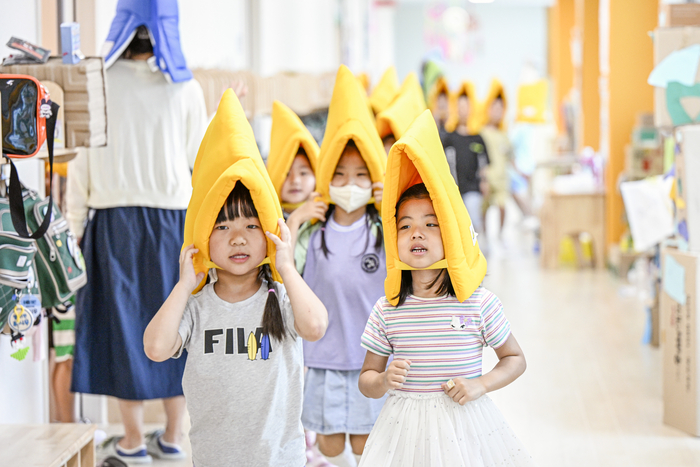 20일 오후 대구 북구 대구침산유치원에서 열린 을지연습 연계 민방위 훈련에서 어린이들이 방재 모자를 착용하고 대피 훈련을 하고 있다. 이번 훈련은 지진 등 재난 상황에 대비해 유치원생들의 안전 대응 능력을 높이기 위해 진행됐다.
이현덕기자 lhd@yeongnam.com