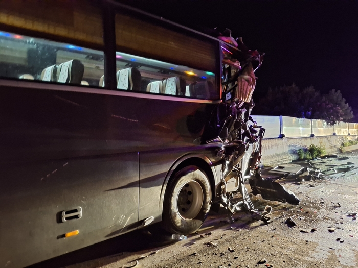 19일 대구 군위군 효령면 상주영천고속도로 효령터널 인근에서 25t 화물차가 관광버스를 추돌했다. 대구소방본부 제공