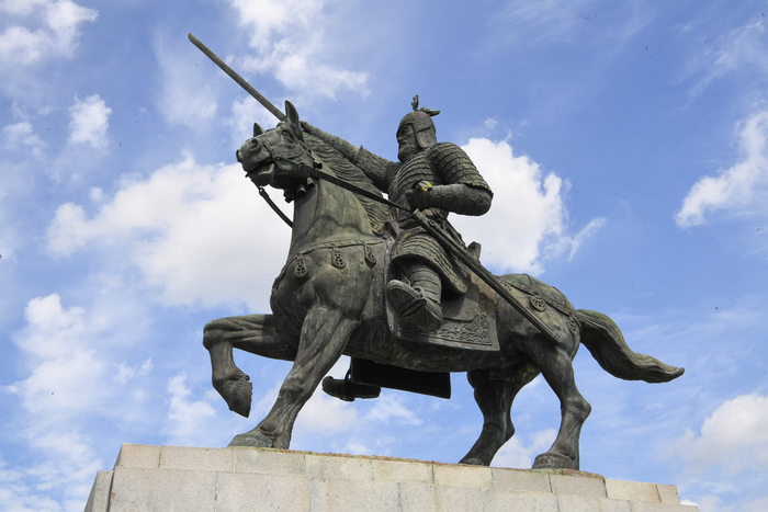 경주 황성공원에 우뚝 서 있는 김유신 장군 동상. 김유신은 검을 들기 전 물길을 먼저 읽었고, 신라의 전성기는 칼이 아닌 강이 열었다. 강은 김유신에게 물자였고, 전술이었으며, 나라였고, 운명이었다.
박관영기자 zone5@yeongnam.com