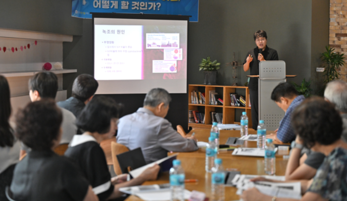 2025 대구YMCA 시민논단 ' 대구시 상수원 이전, 어떻게 할 것인가?'가 21일 오후 대구YMCA 청소년회관에서 열렸다. 경북대 이승준 교수가 '낙동강 수질과 대구시 상수원의 미래'라는 내용으로 주제발제를 하고 있다.
이지용기자 sajahu@yeongnam.com