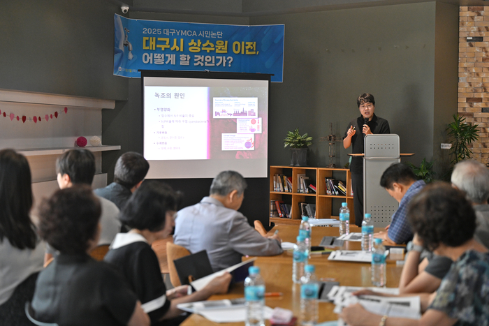 2025 대구YMCA 시민논단 ' 대구시 상수원 이전, 어떻게 할 것인가?'가 21일 오후 대구YMCA 청소년회관에서 열렸다. 경북대 이승준 교수가 '낙동강 수질과 대구시 상수원의 미래'라는 내용으로 주제발제를 하고 있다.
이지용기자 sajahu@yeongnam.com