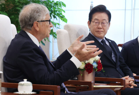 이재명 대통령이 21일 용산 대통령실에서 빌 게이츠 게이츠재단 이사장의 발언을 듣고 있다. (사진=연합뉴스)