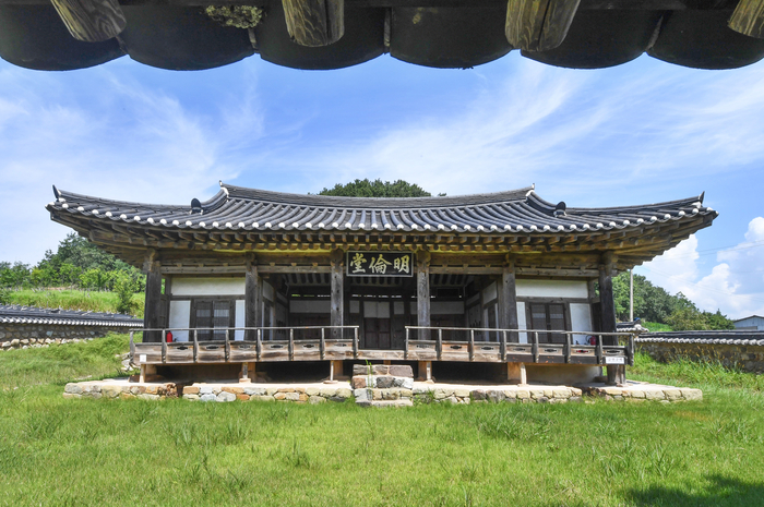 진보향교 명륜당 전경. 권영만은 대여섯살 때부터 부친을 따라 청송 진보향교에 다녔다. 어린 권영만에게 진보향교는 놀이와 공부를 하는 공간이었으며, 부친의 정이 담긴 곳이다.