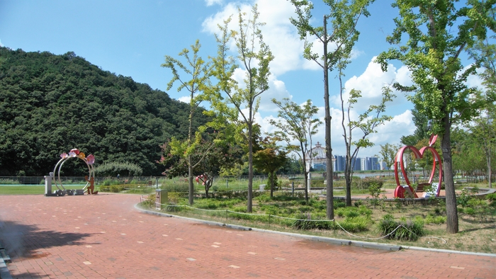 다양한 편의시설을 갖춘 월광수변공원.
