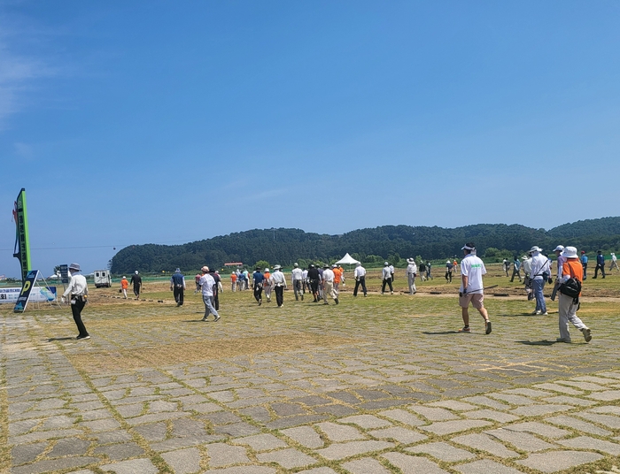 울진군 파크골프장에서 경북 대표선발전에 선수들이 본인의 지정된 홀에 투입되는 모습.<원형래기자>