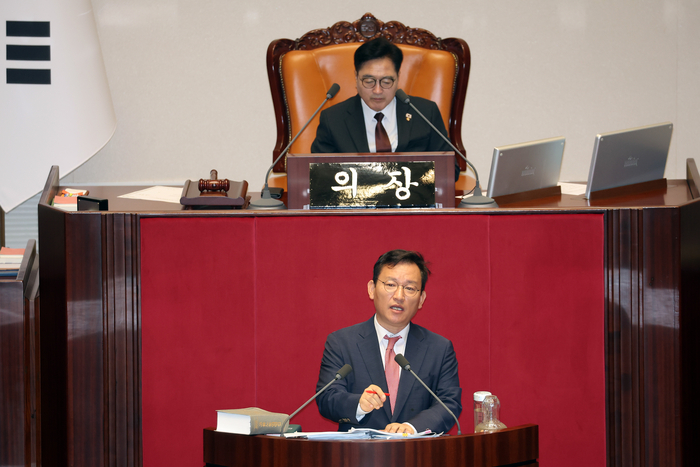 국민의힘 김형동 의원이 23일 서울 여의도 국회 본회의에서 노란봉투법(노동조합 및 노동관계조정법 일부개정법률안)에 대한 무제한 토론을 하고 있다. <연합뉴스 제공>