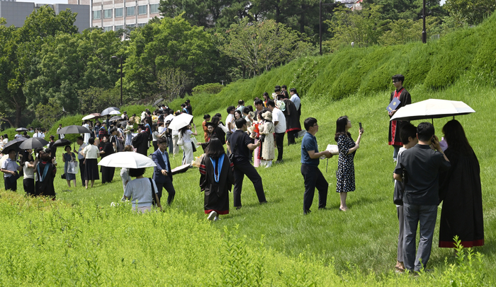 22일 오전 대구 북구 경북대학교에서 열린 2024학년도 후기 학위수여식에서 졸업생들이 기념촬영을 하고 있다. 이윤호기자 yoonhohi@yeongnam.com