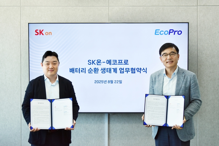 박석회(오른쪽) 에코프로씨엔지 대표와 이경민 SK온 사업개발실장이 배터리 순환 생태계 업무협약을 맺은 뒤 기념촬영을 하고 있다.<에코프로 제공>