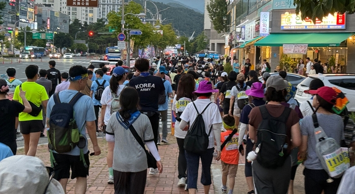 24일 오후 6시 30분쯤 '제16회 팔공산 달빛 걷기 대회' 20㎞ 참가자들이 발걸음을 옮기고 있다. 구경모기자