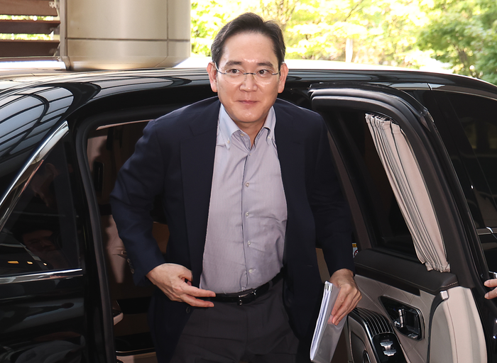 이재용 삼성전자 회장이 미국 워싱턴DC에서 열리는 한·미 정상회담의 경제사절단에 동행하기 위해 24일 서울 강서구 서울김포비즈니스항공센터(SGBAC)를 통해 출국하고 있다. 연합뉴스