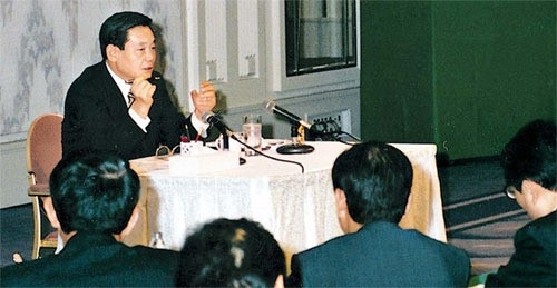 1993년 7월 뉴오타니호텔에서 신경영을 선언하는 이건희 회장. <삼성 제공>