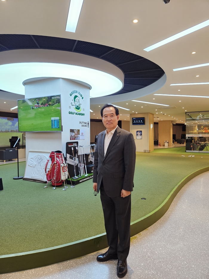 지난 22일 영남일보 1층 프렌즈아카데미 영남일보점을 찾은 정일수 (주)훼미리 회장. 정지윤기자 yooni@yeongnam.com