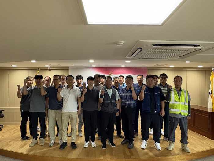 한국농어촌공사 경주지사는 지난 22일 건설현장 근로자 하반기 특별 안전교육을 진행했다. 사진은 교육 후 근로자들과 기념촬영을 하고 있는 모습.