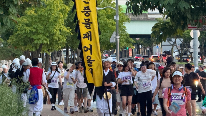 지난 24일 오후 6시쯤 '제16회 팔공산 달빛 걷기 대회' 30km코스 참가자들이 출발하자, 서촌풍물패어울림 단원들이 이들의 완주를 기원하며 함께 행진하고 있다. 구경모기자