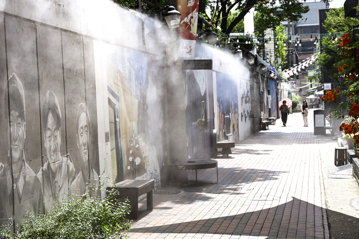 24일 대구지역 낮 최고기온이 35.4℃를 기록한 가운데, 지역의 대표적 관광지인 중구 '김광석길'이 휴일임에도 폭염 탓에 한산한 모습을 보이고 있다. 대구지방기상청은 당분간 구름 많고 무더운 날씨가 이어질 것으로 예보했다.
이현덕기자 lhd@yeongnam.com