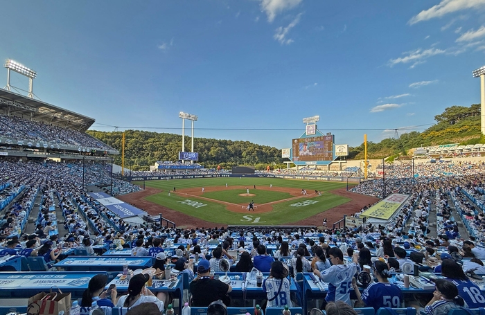 대구 삼성 라이온즈파크를 찾은 관중들. <삼성 라이온즈 제공>