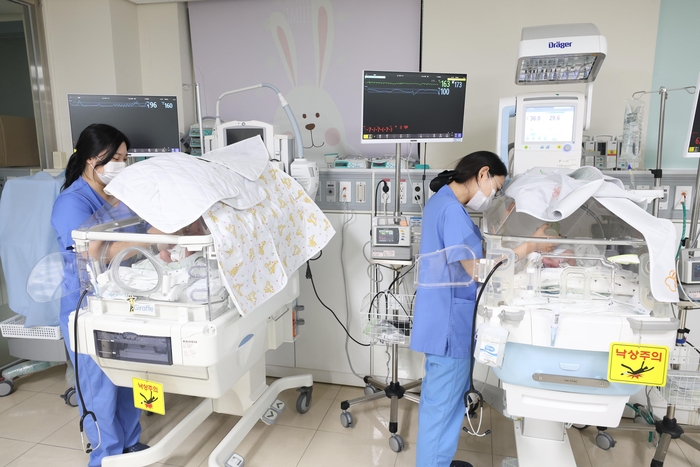 지난해 3월 경북 최초로 문을 연 '구미+신생아집중치료센테'에서 간호사들이 신생아를 돌보고 있다.<구미시 제공>