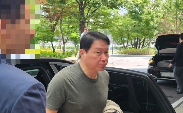 최태원 SK그룹 회장이 오는 25일(현지시간) 미국 워싱턴DC에서 열리는 한미 정상회담 경제사절단에 동행하기 위해 24일 강서구 서울김포비즈니스항공센터(SGBAC)를 통해 출국하고 있다. 연합뉴스