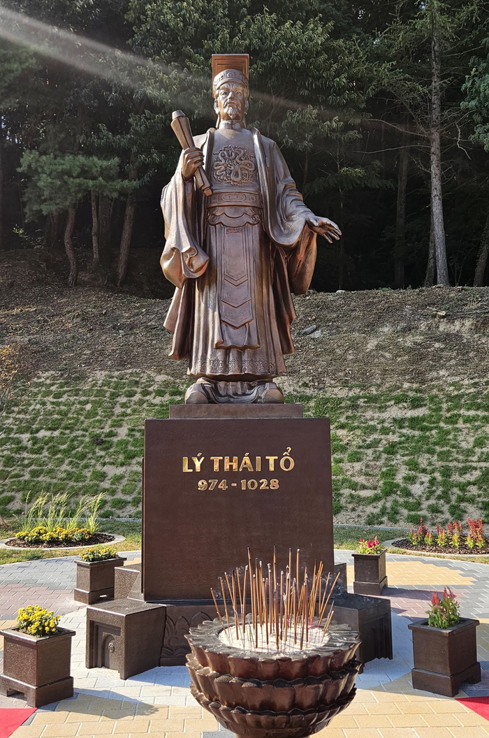 봉화군 봉성면 충효당 일원에 제막된 리태조 동상. <봉화군 제공>