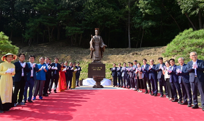 지난 24일 봉화군 봉성면 충효당에서 열린 리태조 동상 제막식에서 한국과 베트남 양국 관계자들이 기념촬영을 하고 있다. <봉화군 제공>