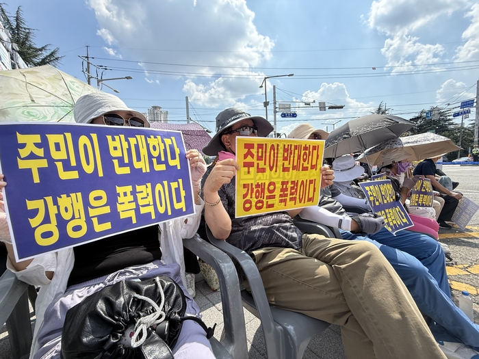 대구 달서구 도원초·중·고등학교 비상대책위원회 등 3개 단체 회원 130여 명이 25일 오후 2시 10분쯤 대구시 산격청사 앞에서 도원동 골프연습장 건설 반대 집회를 열었다. 구경모기자