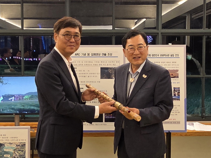 최휘영 문화체육관광부 장관이 지난 7월 31일 취임 후 첫 공식 일정으로 2025 APEC 정상회의 개최지인 경주를 방문했다. 사진은 주낙영 경주시장이 최휘영 문화체육관광부 장관(왼쪽)에게 만파식적 경주시 기념품을 전달하고 있는 모습. 경주시 제공