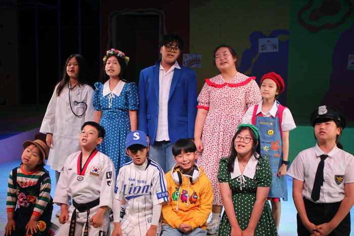 23일 계명대 성서캠퍼스 음악공연예술대학 블랙박스 소극장에서 열린 '스케치북 시즌2' 공연 중 출연자들이 '어른들은 몰라'를 합창하고 있다. <초록우산 대구종합사회복지관 제공>