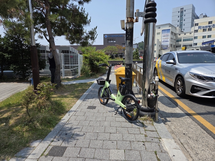 주차된 공유 전기자전거가 좁은 인도 대부분을 막아 유모차 동반 보행자 및 휠체어 이용자의 통행이 힘든 상황이다. 황국향 시민기자