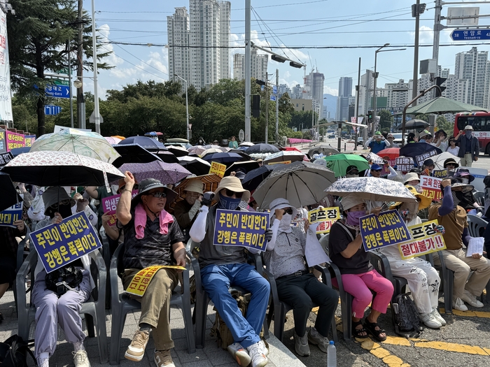 대구 달서구 도원초·중·고등학교 비상대책위원회 등 3개 단체 회원 130여 명이 25일 오후 2시 10분쯤 대구시 산격청사 앞에서 도원동 골프연습장 건설 반대 집회를 열었다. 구경모기자
