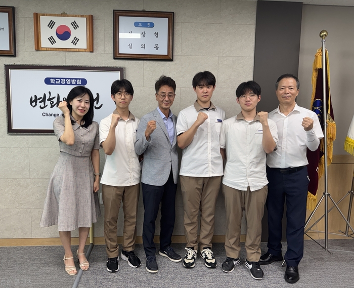 장은주(왼쪽부터) 지도교사, 배정우 학생, 정성창 국립구미전자공고 교장, 김세연 학생, 노윤석 학생, 김대영 구미전자공고 교감<국립구미전자공고 제공>