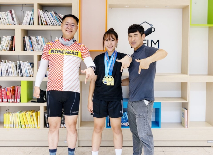 김재욱 칠곡군수(왼쪽)가 퇴근길에 전국 레슬링대회 3연속 우승을 차지한 약동초 6학년 임하경양(가운데)을 격려하고 있다. 오른쪽은 아버지 임종구씨. <칠곡군 제공>