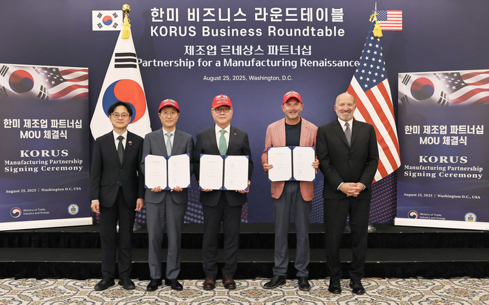 한수원은 25일 미국 워싱턴DC에서 미국 민간 에너지 회사인 페르미 아메리카 및 삼성물산과 첨단 에너지 복합센터 건설 협력을 위한 업무협약을 체결했다. 사진 왼쪽부터 김정관 산업통상자원부 장관, 오세철 삼성물산 사장, 황주호 한국수력원자력 사장, 토비 노이게바우어 페르미 아메리카 CEO, 하워드 러트닉 미국 상무부 장관. 한수원 제공