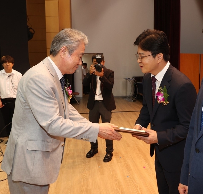 지난 13일 농협중앙회 대강당에서 열린 농협 창립 64주년 기념식에서 최진수(오른쪽) 농협중앙회 경북본부장이 강호동 회장으로부터 농협 최고 영예인 
