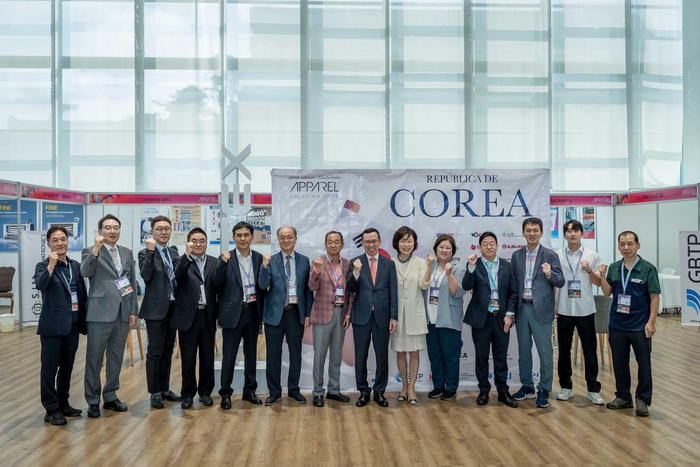 지난 12~14일 과테말라에서 열린 섬유산업전시회(A.S.S)에 참가한 경북TP 관계자와 지역기업 대표, 김득환 주과테말라 대한민국 대사(오른쪽에서 7번째)가 기념촬영을 하고 있다. <경북TP 제공>