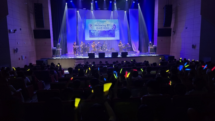 청송문화예술회관 대강당에서 열린 음악회에 청송군 청소년들이 모여 열정적인 무대를 즐기고 있다.<정운홍기자>